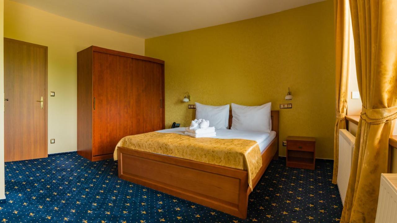 Casino Imperator Hotel Dolni Dvoriste Ngoại thất bức ảnh
